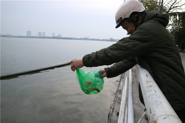 Tết ông Táo: Rét cắt da, em bé theo cha đi thả cá chép sáng sớm