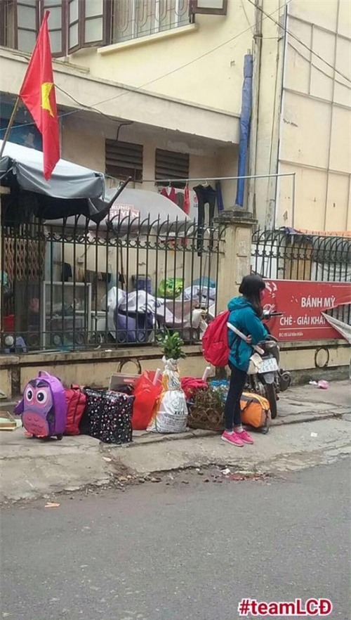 Con gái dù về quê ăn Tết hay đi đâu cũng đều ‘mang theo cả thế giới’ - Ảnh 1.