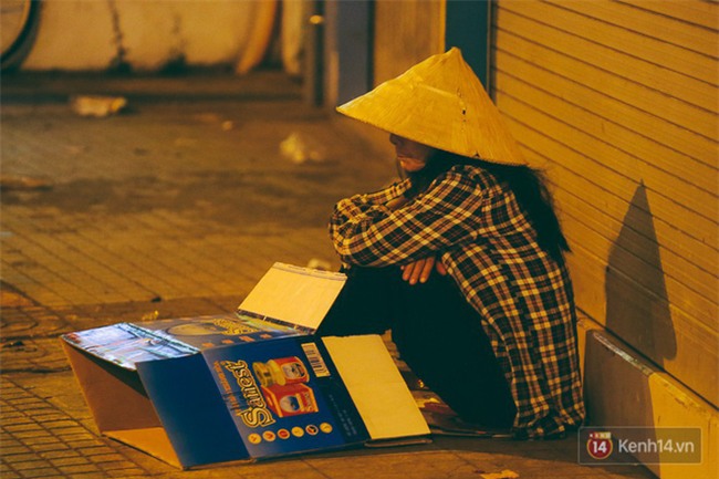 Chùm ảnh: Sài Gòn xuống 20 độ C kèm gió lạnh, người dân co ro khi đêm về - Ảnh 10.