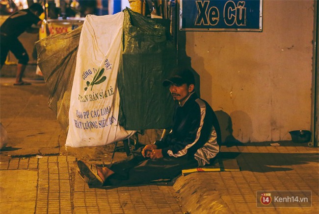 Chùm ảnh: Sài Gòn xuống 20 độ C kèm gió lạnh, người dân co ro khi đêm về - Ảnh 12.