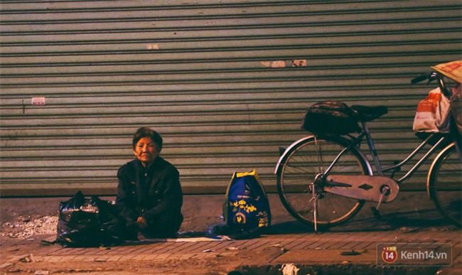 Chùm ảnh: Sài Gòn xuống 20 độ C kèm gió lạnh, người dân co ro khi đêm về - Ảnh 13.