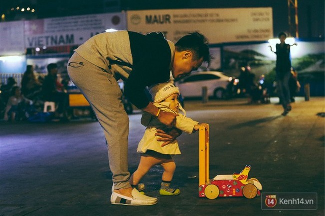 Chùm ảnh: Sài Gòn xuống 20 độ C kèm gió lạnh, người dân co ro khi đêm về - Ảnh 14.