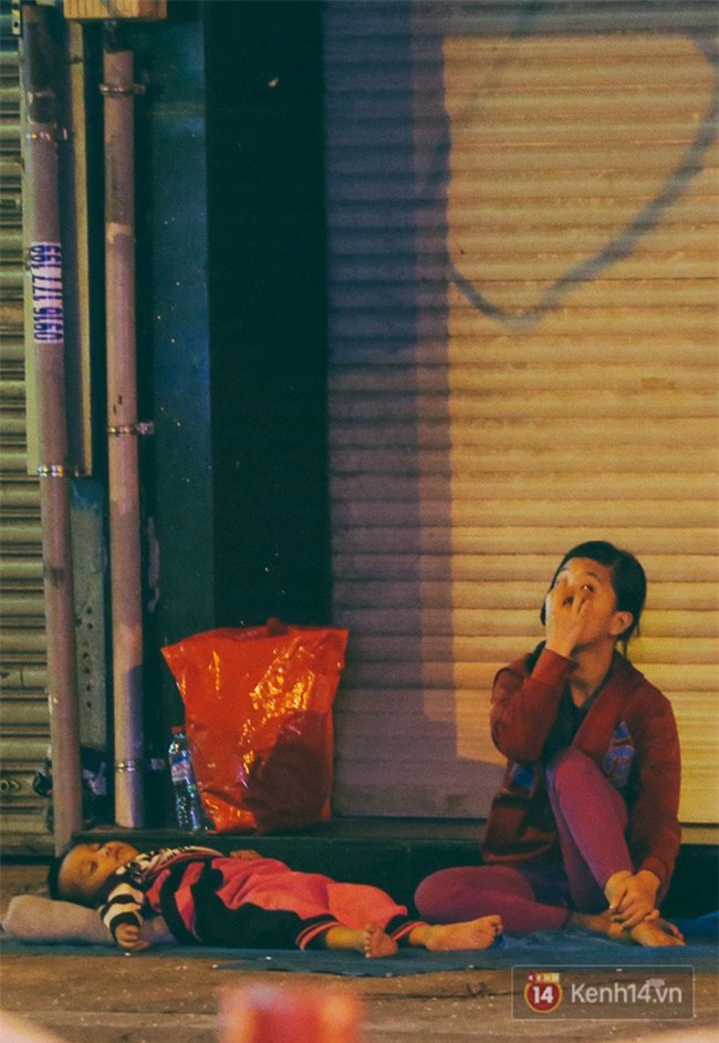 Chùm ảnh: Sài Gòn xuống 20 độ C kèm gió lạnh, người dân co ro khi đêm về - Ảnh 17.