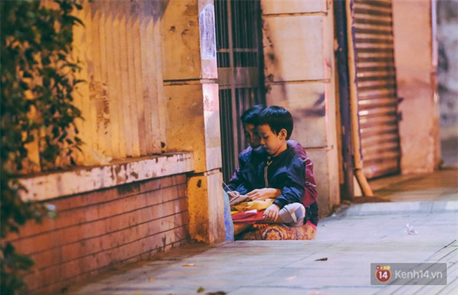 Chùm ảnh: Sài Gòn xuống 20 độ C kèm gió lạnh, người dân co ro khi đêm về - Ảnh 18.