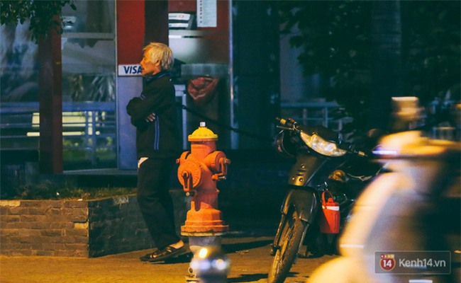 Chùm ảnh: Sài Gòn xuống 20 độ C kèm gió lạnh, người dân co ro khi đêm về - Ảnh 19.