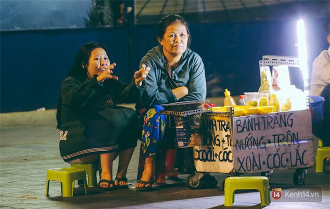 Chùm ảnh: Sài Gòn xuống 20 độ C kèm gió lạnh, người dân co ro khi đêm về - Ảnh 7.