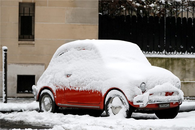 Paris tráng lệ với đợt tuyết rơi kỷ lục trong ba thập kỷ