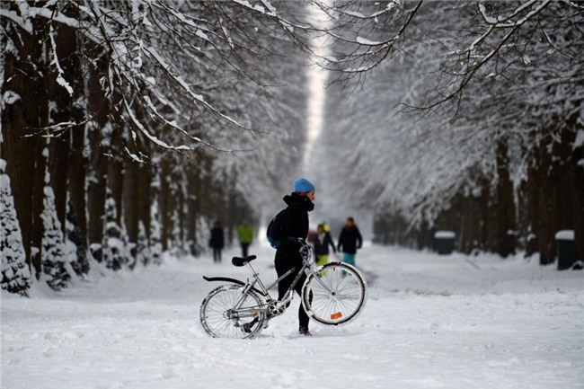 Paris tráng lệ với đợt tuyết rơi kỷ lục trong ba thập kỷ