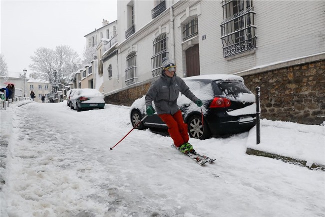 Paris tráng lệ với đợt tuyết rơi kỷ lục trong ba thập kỷ