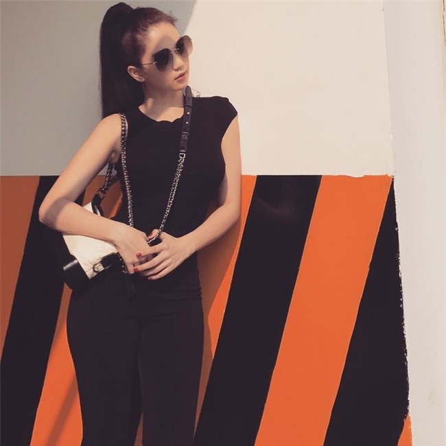 Ngọc Trinh khoe street style kín đáo đánh bại Angela Phương Trinh diện váy mỏng tang-1