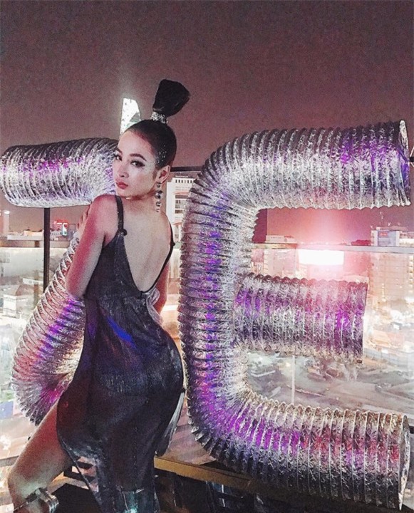 Ngọc Trinh khoe street style kín đáo đánh bại Angela Phương Trinh diện váy mỏng tang-2