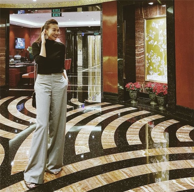 Ngọc Trinh khoe street style kín đáo đánh bại Angela Phương Trinh diện váy mỏng tang-4