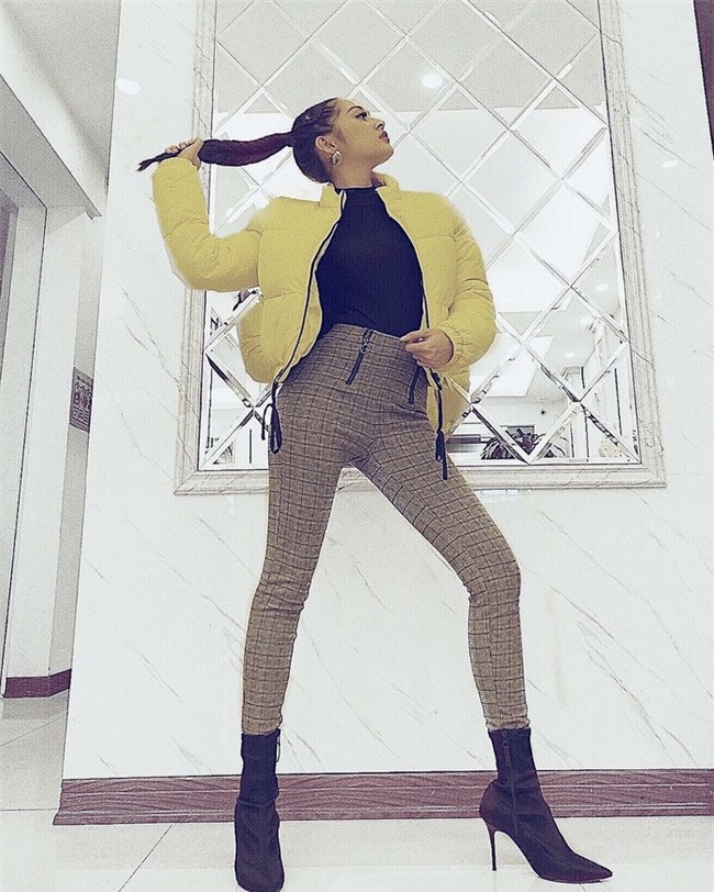 Ngọc Trinh khoe street style kín đáo đánh bại Angela Phương Trinh diện váy mỏng tang-5