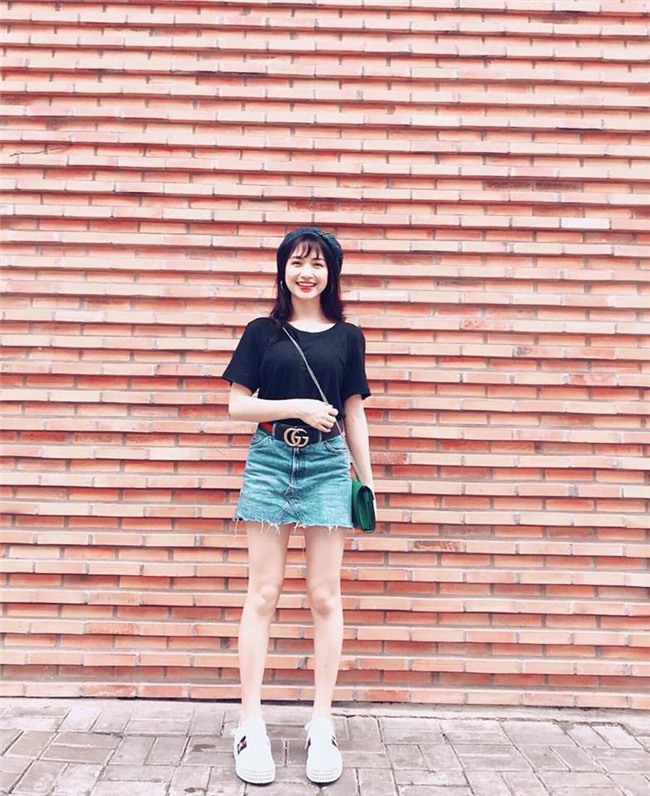 Ngọc Trinh khoe street style kín đáo đánh bại Angela Phương Trinh diện váy mỏng tang-6