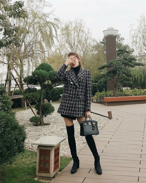 Ngọc Trinh khoe street style kín đáo đánh bại Angela Phương Trinh diện váy mỏng tang-7