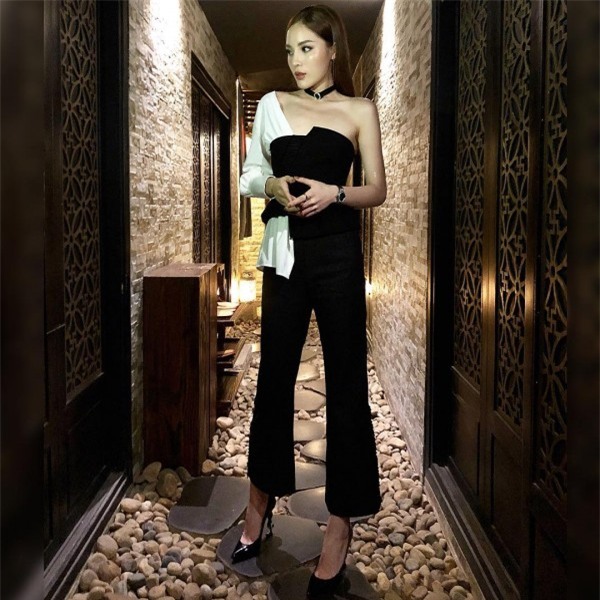 Ngọc Trinh khoe street style kín đáo đánh bại Angela Phương Trinh diện váy mỏng tang-8