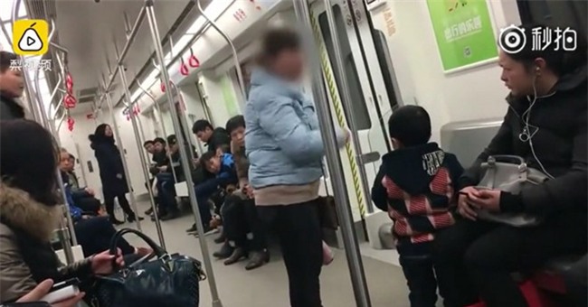 Bà mẹ đánh con nơi công cộng và lý do xúc động phía sau
