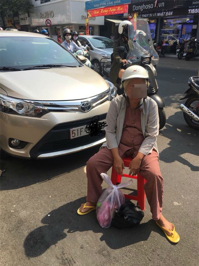 Dàn cảnh va quệt hai mẹ con bà lão chặn xe ô tô bắt vạ tài xế - Ảnh 3.