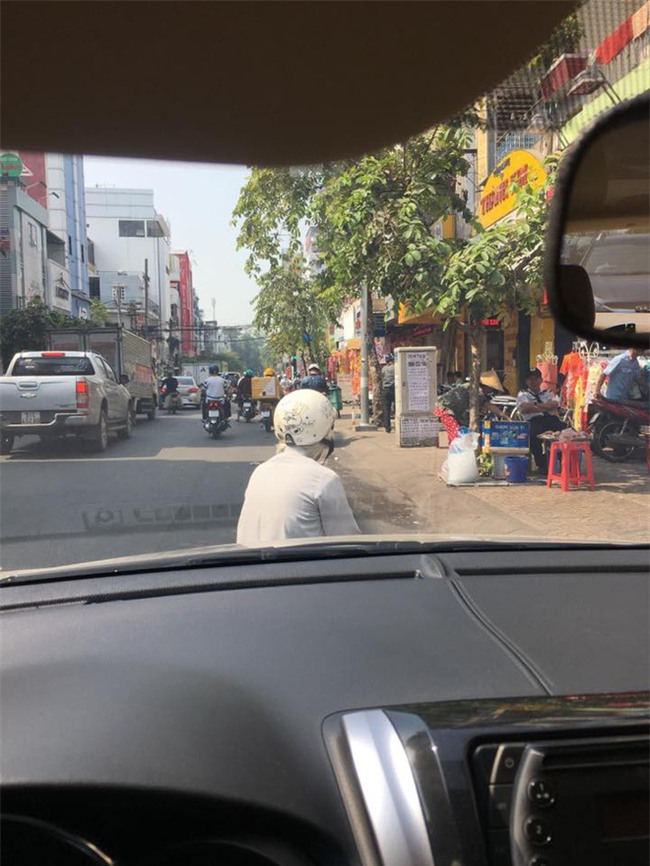 Dàn cảnh va quệt hai mẹ con bà lão chặn xe ô tô bắt vạ tài xế - Ảnh 4.