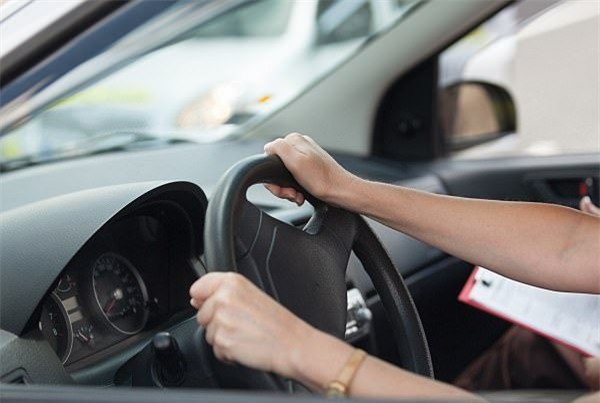 Quá lo lắng khi thi bằng xe hơi, người phụ nữ tử vong ngay trên ghế lái - Ảnh 3.