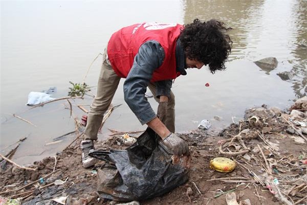 chang trai tay nhat rac va tui nilon lam sach moi truong trong ngay tet ong cong ong tao - 1