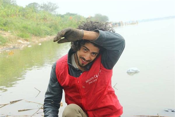 chang trai tay nhat rac va tui nilon lam sach moi truong trong ngay tet ong cong ong tao - 4