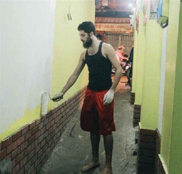 chang trai tay nhat rac va tui nilon lam sach moi truong trong ngay tet ong cong ong tao - 5