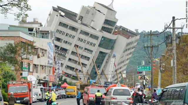 Hình ảnh kinh hoàng về tòa chung cư bị quật ngã vì động đất ở Đài Loan, nơi hàng chục người mắc kẹt - Ảnh 1.