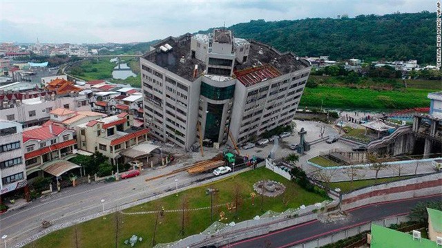 Hình ảnh kinh hoàng về tòa chung cư bị quật ngã vì động đất ở Đài Loan, nơi hàng chục người mắc kẹt - Ảnh 3.