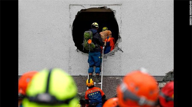 Hình ảnh kinh hoàng về tòa chung cư bị quật ngã vì động đất ở Đài Loan, nơi hàng chục người mắc kẹt - Ảnh 5.