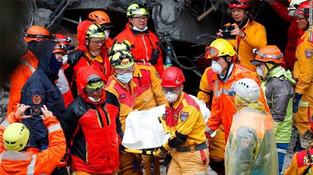 Hình ảnh kinh hoàng về tòa chung cư bị quật ngã vì động đất ở Đài Loan, nơi hàng chục người mắc kẹt - Ảnh 7.