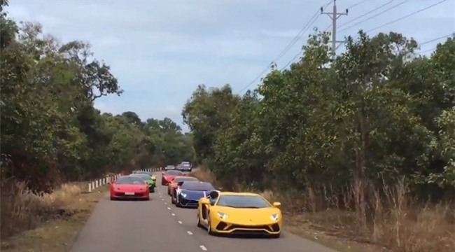 Clip: Dàn siêu xe đẳng cấp nối đuôi nhau chạy trên đường phố Việt Nam khiến nhiều người cứ ngỡ đang ở Dubai - Ảnh 2.