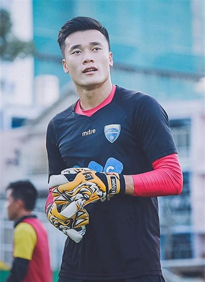 Thủ môn Bùi Tiến Dũng của U23 Việt Nam và câu chuyện về quá khứ lay động người hâm mộ.