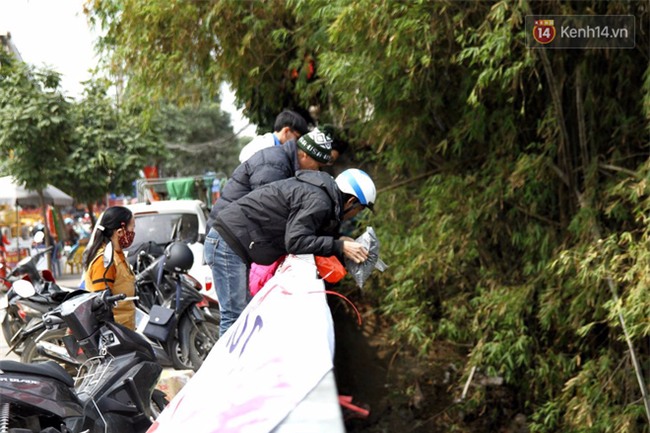 Clip: Cá chép tiễn Táo quân vừa bơi tới cầu Diễn đã bị chích điện lôi lên bờ - Ảnh 12.