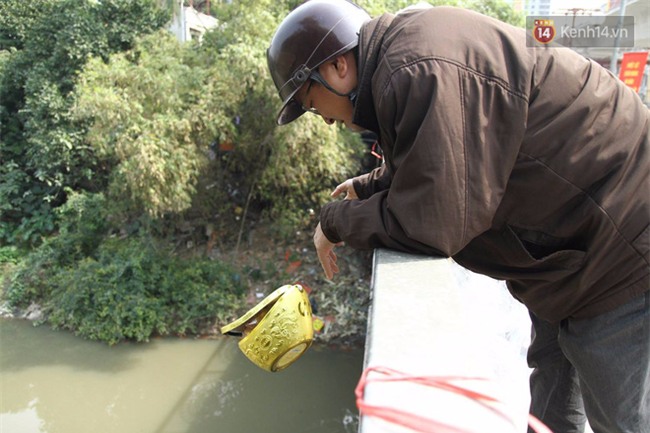 Clip: Cá chép tiễn Táo quân vừa bơi tới cầu Diễn đã bị chích điện lôi lên bờ - Ảnh 14.