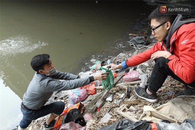Clip: Cá chép tiễn Táo quân vừa bơi tới cầu Diễn đã bị chích điện lôi lên bờ - Ảnh 15.