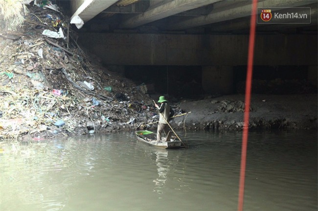 Clip: Cá chép tiễn Táo quân vừa bơi tới cầu Diễn đã bị chích điện lôi lên bờ - Ảnh 8.