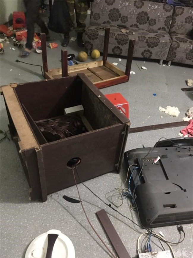 Những ngày cận Tết, con gái xót xa khi thấy mẹ nằm bất lực giữa đống ngổn ngang vì bị bố đánh chửi, đập phá đồ đạc - Ảnh 2.