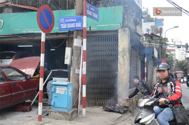 Giật mình thon thót với những cảnh đốt vàng mã ngay xe máy, trụ điện của người dân Thủ đô - Ảnh 1.