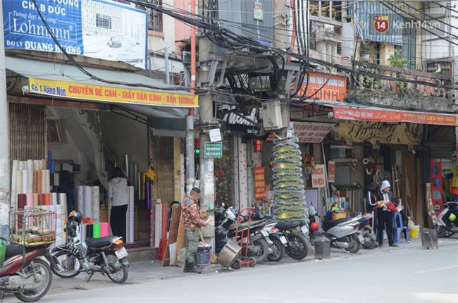 Giật mình thon thót với những cảnh đốt vàng mã ngay xe máy, trụ điện của người dân Thủ đô - Ảnh 7.