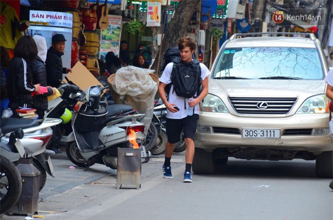 Giật mình thon thót với những cảnh đốt vàng mã ngay xe máy, trụ điện của người dân Thủ đô - Ảnh 10.