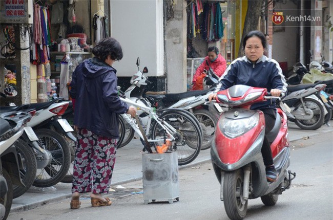 Giật mình thon thót với những cảnh đốt vàng mã ngay xe máy, trụ điện của người dân Thủ đô - Ảnh 10.