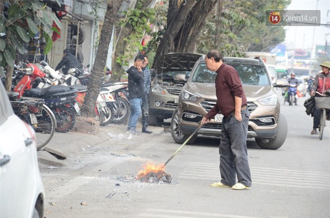 Giật mình thon thót với những cảnh đốt vàng mã ngay xe máy, trụ điện của người dân Thủ đô - Ảnh 4.