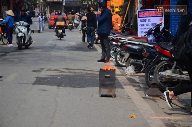 Giật mình thon thót với những cảnh đốt vàng mã ngay xe máy, trụ điện của người dân Thủ đô - Ảnh 4.