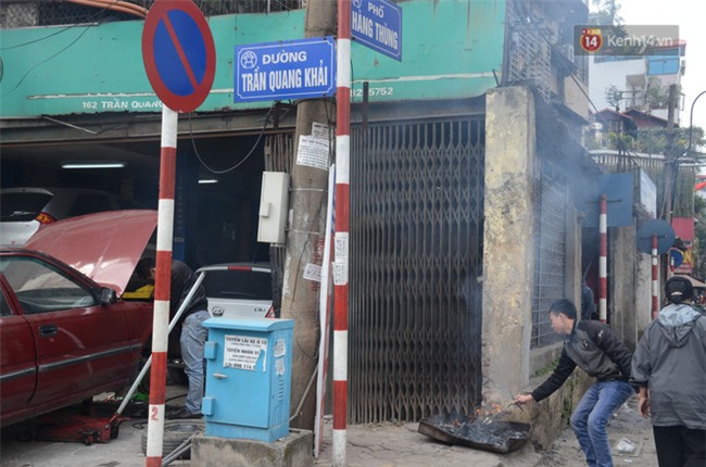 Giật mình thon thót với những cảnh đốt vàng mã ngay xe máy, trụ điện của người dân Thủ đô - Ảnh 5.