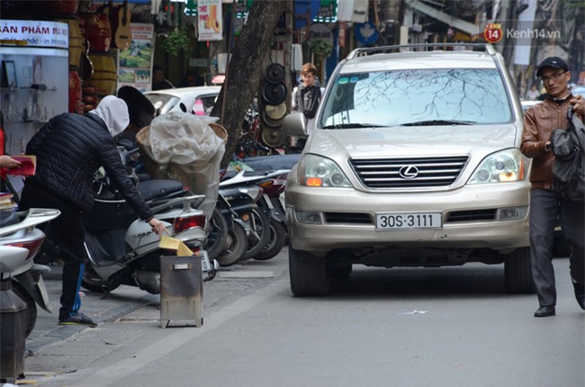 Giật mình thon thót với những cảnh đốt vàng mã ngay xe máy, trụ điện của người dân Thủ đô - Ảnh 6.