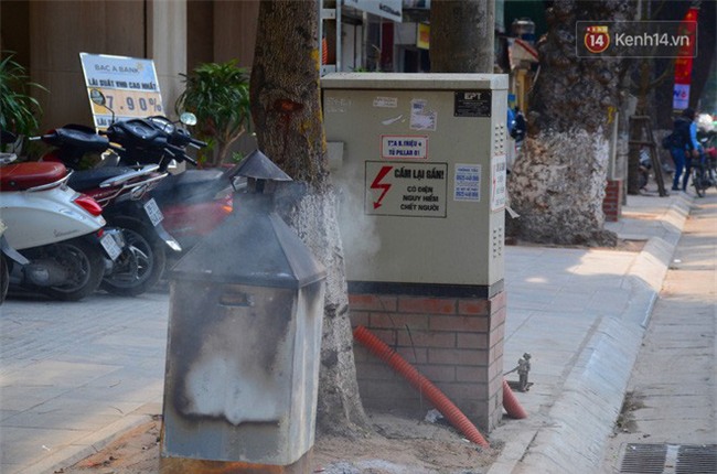 Giật mình thon thót với những cảnh đốt vàng mã ngay xe máy, trụ điện của người dân Thủ đô - Ảnh 7.