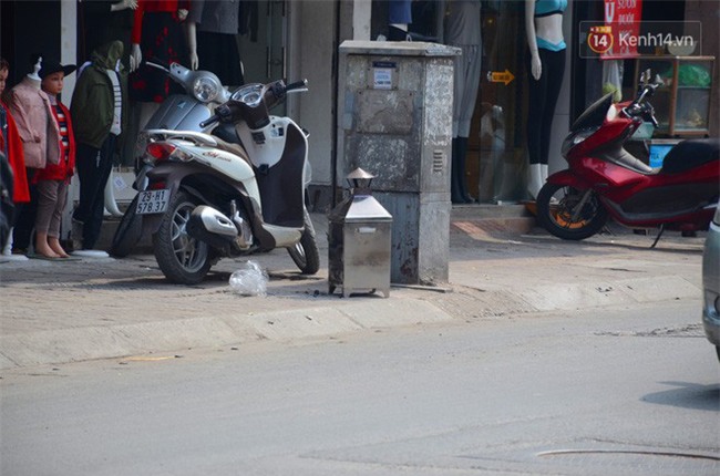 Giật mình thon thót với những cảnh đốt vàng mã ngay xe máy, trụ điện của người dân Thủ đô - Ảnh 7.