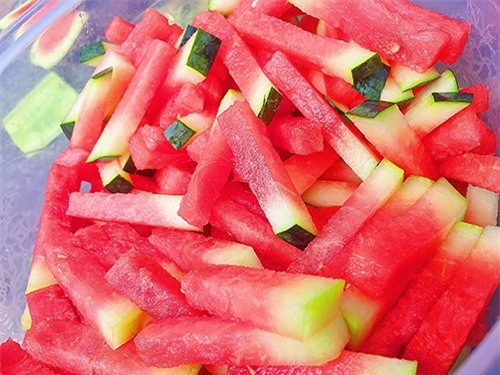 - Ngâm dưa với nước vôi trong 1 ngày 1 đêm để dưa cứng hơn. Rửa lại thật nhẹ nhàng nhiều lần với nước cho hết mùi vôi.