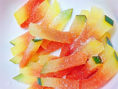 - Ướp 500 gram đường với 1 kg dưa hấu đến khi đường tan hết.
